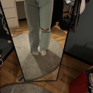 Oversized jeans - Högmidjade oversized jeans ifrån Ginatricot i storlek 38. Har ett hål på höger knä. Aldrig använda bara provade.