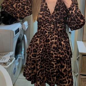 Leopard klänning! Assnygg men tyvärr lite lång för min smak, är 160 cm!💕 Säljer för 150 kr💕