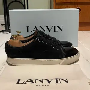 Hej! Säljer nu dessa super snygga Lanvin skor. Skorna är i fint skick 7.5/10. Med skorna medföljer dustbag, box och nya skosnören 
