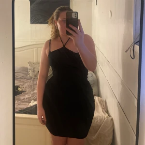 Svart tajt klänning från ASOS  - Värdigt fin och endast testad säljer pga den inte kommer till användning.  Storlek 44. 