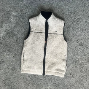 Morris fleeceväst  - Tja! Säljer nu denna Morris fleeceväst. Den är i storlek M möjligtvis L och i färgen beige. Västen är i sjukt bra kvalite 9/10. Hör av er vid några frågor, jag svarat snabbt!😉