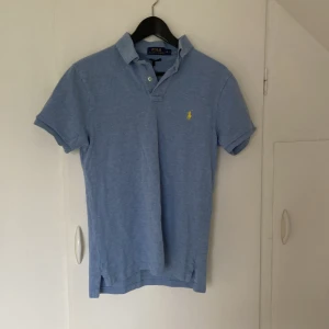Ralp lauren piké  - Säljer denna sjukt snygga ljusblå ralp lauren pikén. Perfekt in för sommaren. Storlek M men sitter som S.