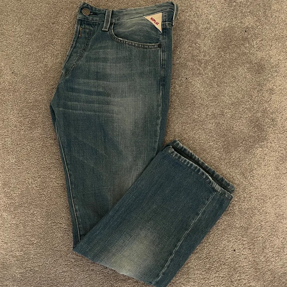Ett par feta replay jeans i en gammal modell! Modellnamnet är JENNON. De passar straight fit. På lappen står det W31 L34 men jag skulle säga att de passar mer som W30 L31! Pris är förhandlingsbart!. Jeans & Byxor.