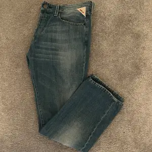 Ett par feta replay jeans i en gammal modell! Modellnamnet är JENNON. De passar straight fit. På lappen står det W31 L34 men jag skulle säga att de passar mer som W30 L31! Pris är förhandlingsbart!