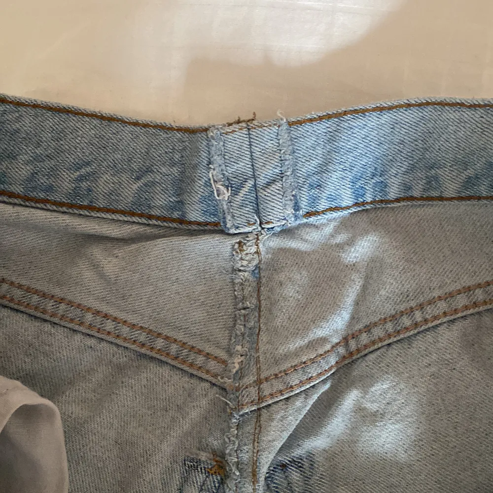 Fina jeans från junkyard! Insydda i midjan, kan ge nått om det önskas. Straightleg och har hål på knänen💗. Jeans & Byxor.