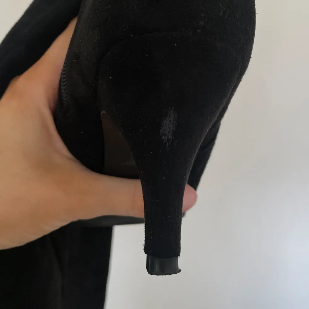 Svarta overknee-klackskor från Alley i storlek 40! Normala i storlek, klacken är ca 7.5 cm. Finns ett märke på ena sidan och en liten repa på ena klacken men inget som stör eller syns🫶🏼. Skor.