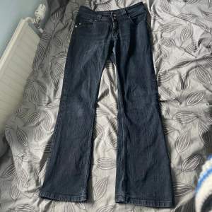 Mörkblå flare jeans med medel till låg midja. Lite slitna längst ner på byxbenen annars inga defekter Midjemått: ca 38 cm Innerbenslängd: ca 75 cm Jag är typ 163 cm för referens💕