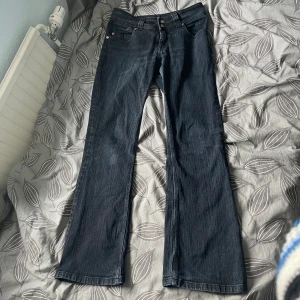 Low/mid waist jeans - Mörkblå flare jeans med medel till låg midja. Lite slitna längst ner på byxbenen annars inga defekter Midjemått: ca 38 cm Innerbenslängd: ca 75 cm Jag är typ 163 cm för referens💕