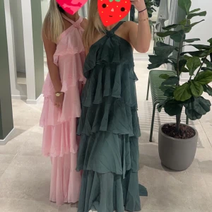 Felicia Wedin klänning  - Kollar av intresse för den gröna Felicia Wedin klänningen, storlek M men passar S-L skulle jag säga 💚 så himla fin! Oanvänd med lappen kvar 