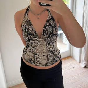 Orm topp - Halterneck topp med orm mönster. 