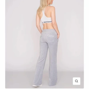 Juicy couture - Säljer mina gråa juicy för att jag inte använder dom. Dom är i storlek XS och en av knapparna är av men går att sätta på igen, om du vill ha fler bilder på just mina byxor är det bara o skriva