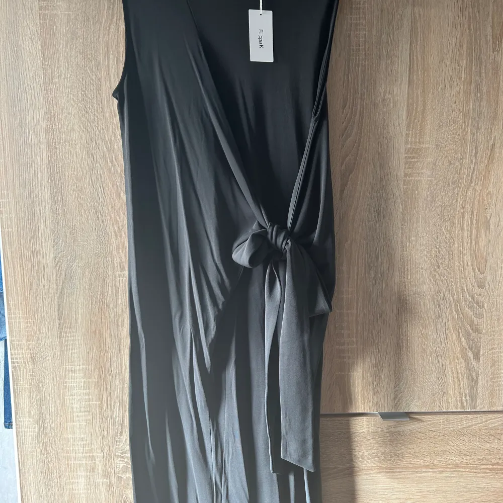 En grå Filippa K klänning i storlek L. Aldrig använd.. Klänningar.