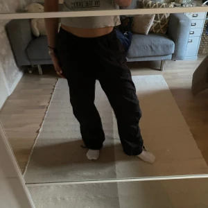 Parachute byxor - Baggy parachute byxor med snygga detaljer. Lite y2k stil med sjusterbara byxben💕