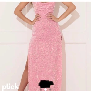 Balklänning  - Super fin glittrig rosa klänning, köpt här på Plick men satt inte som jag ville🩷lånade bilder från förra köparen📷super fint skick och väldigt fin i övrigt. Vid intresse, skriv gärna🩷