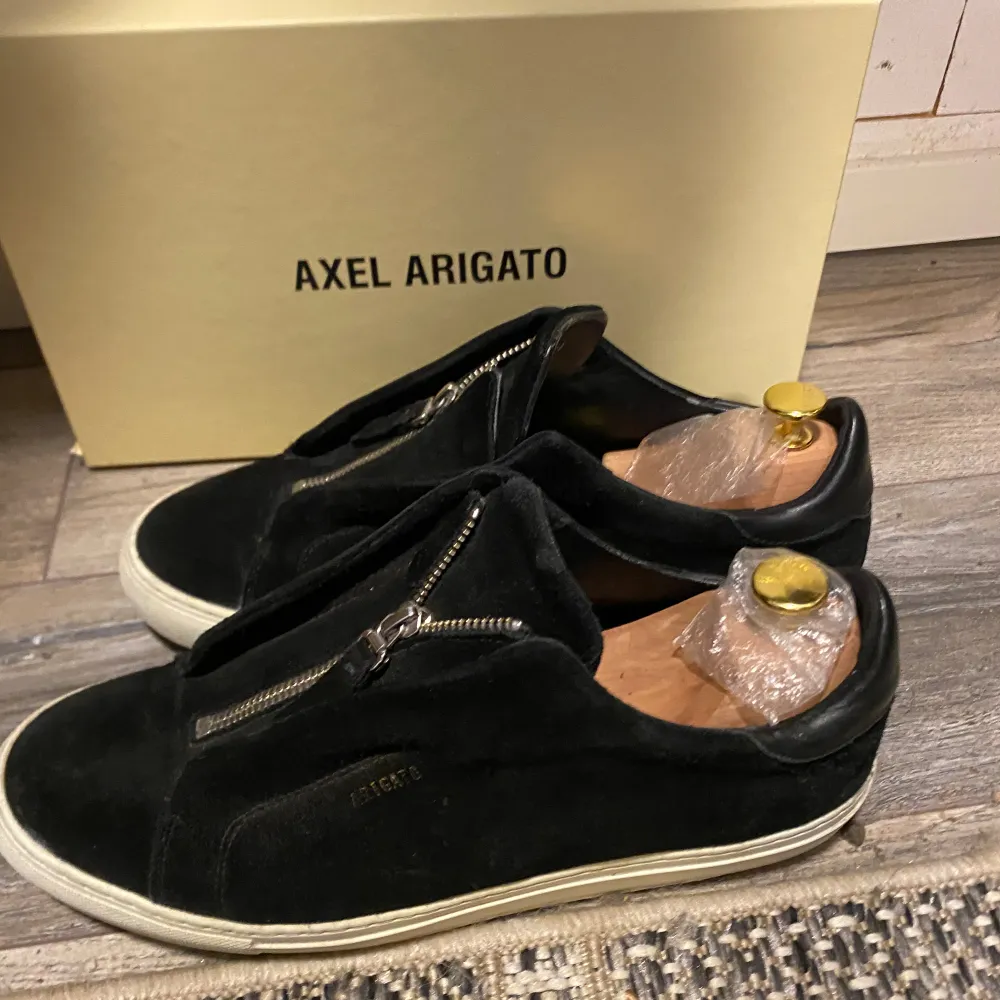 Hej, säljer ett par Axel Arigato Sneaker i storlek 43. Skicket på skorna är bra och dem passar bra till sommaren . Skor.