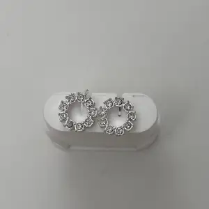 Jättefina silvriga örhängen med fina stenar!! Aldrig använda! Rengör alla smycken innan jag skickar dem!!