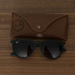 Ray Ban Erica - Rayban unisex solglasögon i modellen Erica. Helsvarta  Har en del repor i glasen som syns på bild 2.  Nypris på dessa är 950