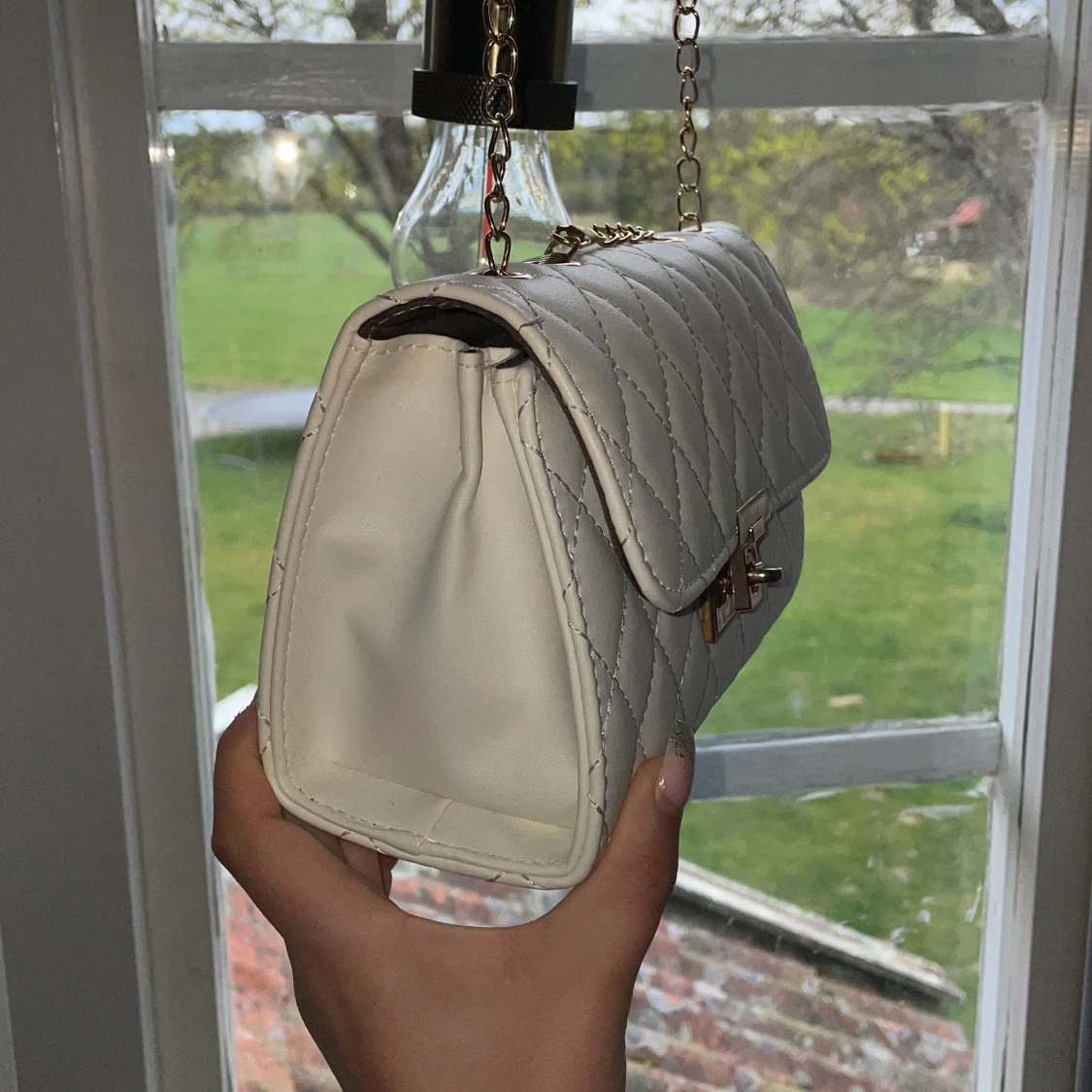 En beige/vit väska - 90