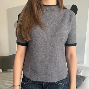 Zara tröja   - Snygg kortärmad zara tröja med lurv på ärmarna o kragen, inga defekter eller något alls den passar till allt 🥰🥰