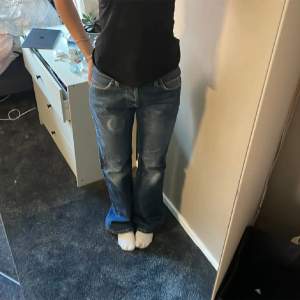 Bootcut jeans från Lee, köpta köpta secondhand. Står att storleken är 31/32 men dom är för långa för mig som brukar ha 32 i längd. Passar 27 i midjan🤩