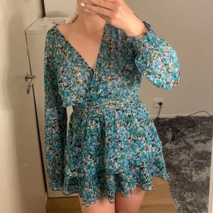 Zara klänning - Säljer denna superfina zara klänning då den inte kommer till användning ❤️ använd bara några få gånger så inga dåliga effekter på den! 