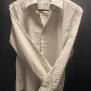 Linne skjorta  - Oanvänd för gillar inte färgen, köpt från volt i butik för 1200.