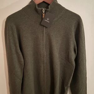 Less Worries Stickad Cardigan - En helt ny stickad cardigan från lessworries i storlek S! Kontakta gärna mig om du har frågor. Nypris 1200 och mitt pris går att diskutera. 