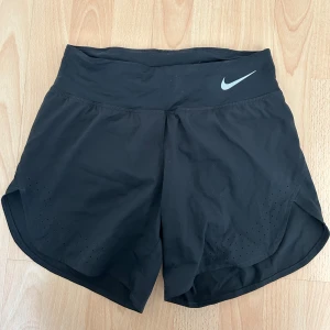 Träningsshorts Nike - Aldrig använda träningsshorts från Nike🩵🌸