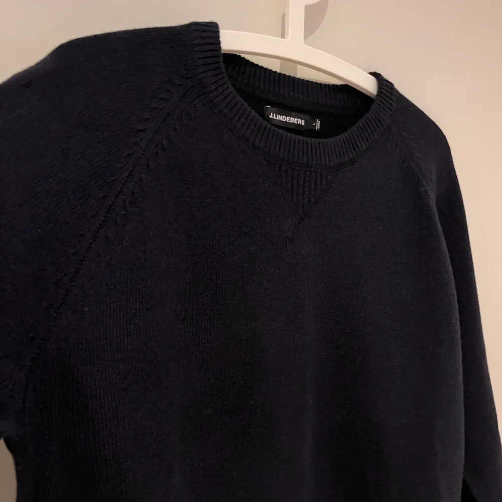 Säljer en stickad J.Lindeberg, tröjan är i 10/10 skick endast använd ett fåtal gånger. Färgen är i väldigt mörk marin blå. Nypris på denna modell är ca 1500kr, skriv om ni har några frågor.. Tröjor & Koftor.