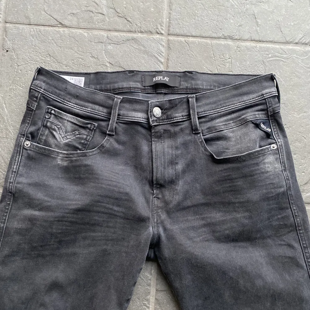 Svarta Replay Anbass Jeans storlek 34 Bra skick och sparsamt använda. Jeans & Byxor.