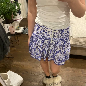 Blå mönstrad kjol - Så fin blå/vit mönstrad kjol från zara i storlek s. Så fin till sommaren☀️ ny med prislapp 