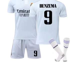Säljer Real Madrid kit 6-7 år storleken Helt ny Du får tröja, shorts och strumpor