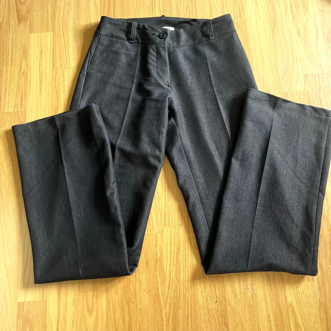 Grå bootcut/straight kostymbyxa  - 91