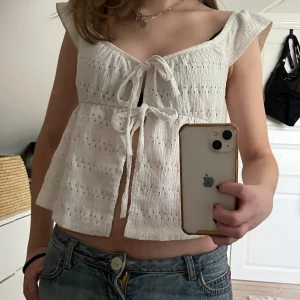 Vit top  - Supersöt top från Gina Tricot! Köpt förra året och använd några gånger, men är i bra skick! Skriv privat för fler frågor eller bilder💓