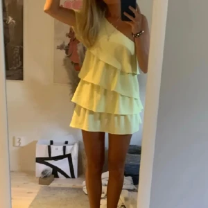 Zara klänning!!! - Säljer en av mina favorit klänningar!! Så fin och passar till allt och alla olika tillställningar!!💗💗 Säljer direkt för 900kr!!
