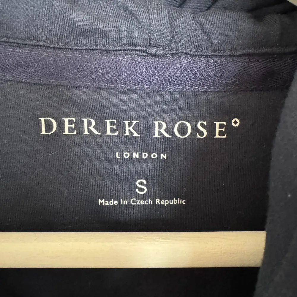 Mörkblå stickad zip-hoodie från Derek Rose, köpt på Ströms i Göteborg.  Nypris: 2299 SEK Skick: Nyskick Storlek: S (passar M) Kvitto?: Ja. Hoodies.