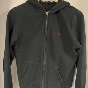 Ralph lauren hoodie - Bra skick. Ralph lauren hoodie i storlek 14-16y/XS. Passar XS  Skriv för frågor