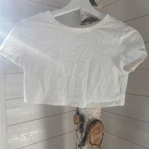 Baby-tee - Liten vit crop-top 