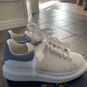 Alexander Mcqueen skor - Vita Alexander Mcqueenskor, köpta från Vestiaire Collective men knappt använda🌟