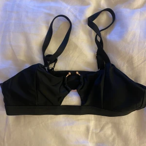 bikini överdel - 🖤säljer min svarta bikiniöverdel som tyvärr inte kommit till användning 🖤 banden är justerbara !! inre vaddering, men inte push-up !! svarar snabbt på frågor!🫶🏼