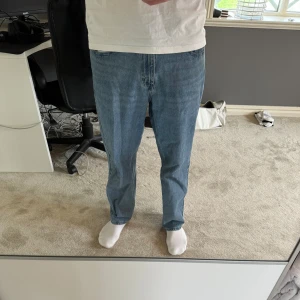 Levis Silver Tabs  - Säljer dessa Levis jeans i den exklusiva Silver Tabs modellen, köpta i USA. Använda 1 gång, nyskick. W32 L30- som referens är jag ca 182lång. Hör av er vid frågor, priset är inte ristat i sten ;)