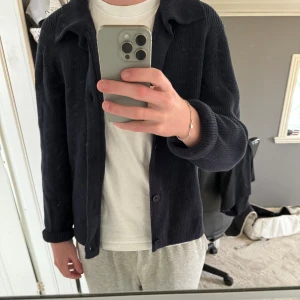 Marinblå kofta med krage  - Säljer denna cardigan med krage från Cos. Bra skick med perfekt passform. Hör av er vid frågor, pris kan diskuteras vid snabb affär. Ord pris 999 :)