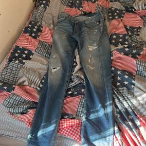 Det ör ett par ovanliga replay jeans med slitningar det är 30/30 storlek straight fit Original pris 1500kr mitt pris 550