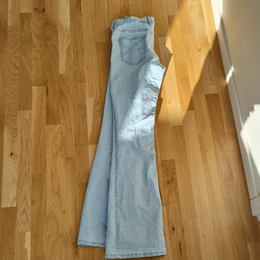 Jeans från hm. Storlek 158/12-13 år  Använd ungefär 2 gånger annars i nytt skick Flared jeans. Jeans & Byxor.