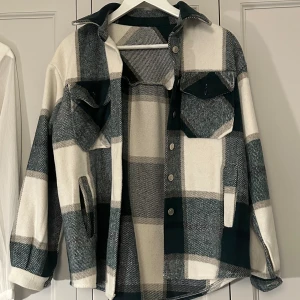 Rutig vår/sommar jacka - ✨Fin vår/sommar jacka. Använt en gång.  Hör gärna av er om ni har några frågor✨