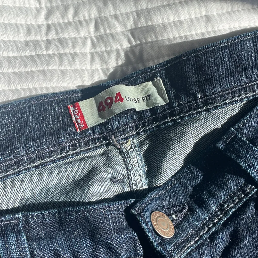 Loose fit Levis jeans mörkblåa, perfekt nu till sommaren då de är snygga med en topp till! Säljer för endast 199kr då de är lite för stora för mig. Skriv för fler bilder, måtten eller om jag ska aktivera ”köp nu” 💕. Farkut & Housut.