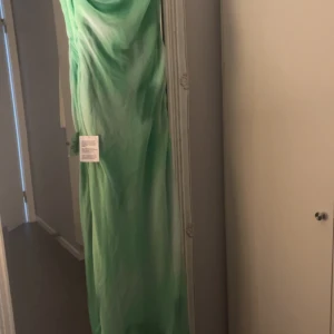 Asos grön fest/brud klänning  - ASOS DESIGN Tall – Limegrön off shoulder-klänning i maxilängd med snurrade detaljer och suddigt mönster. Säljer den här virala klänningen då den är inköpt i för liten storlek för mig och kunde ej returnera. Köpt för 859kr aldrig använd (prislapp kvar