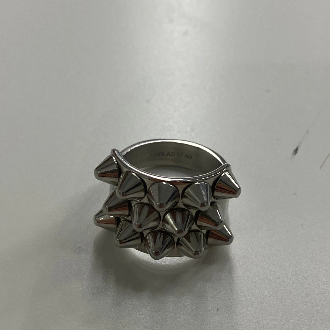 Edblad ring med nitar