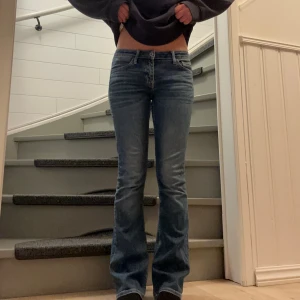 Lågmidjade jeans  - Säljer dessa super fina lågmidajde jeans då dom tyvärr blivit lite små för mig, dom är i storlek 27/31 men skulle säga att dom passar en 34 och möjligtvis 36 om man vill ha dom tightare