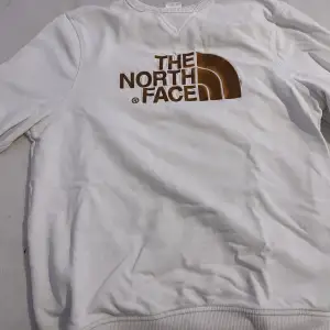 Säljer en The North Face-tröja i storlek small, i utmärkt skick. Denna tröja är perfekt för utomhusaktiviteter men dessvärre har den blivit för liten för mig